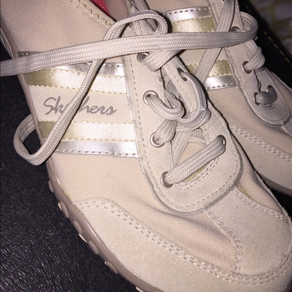 Women’s 6.5 Tan Memory Foam Skechers